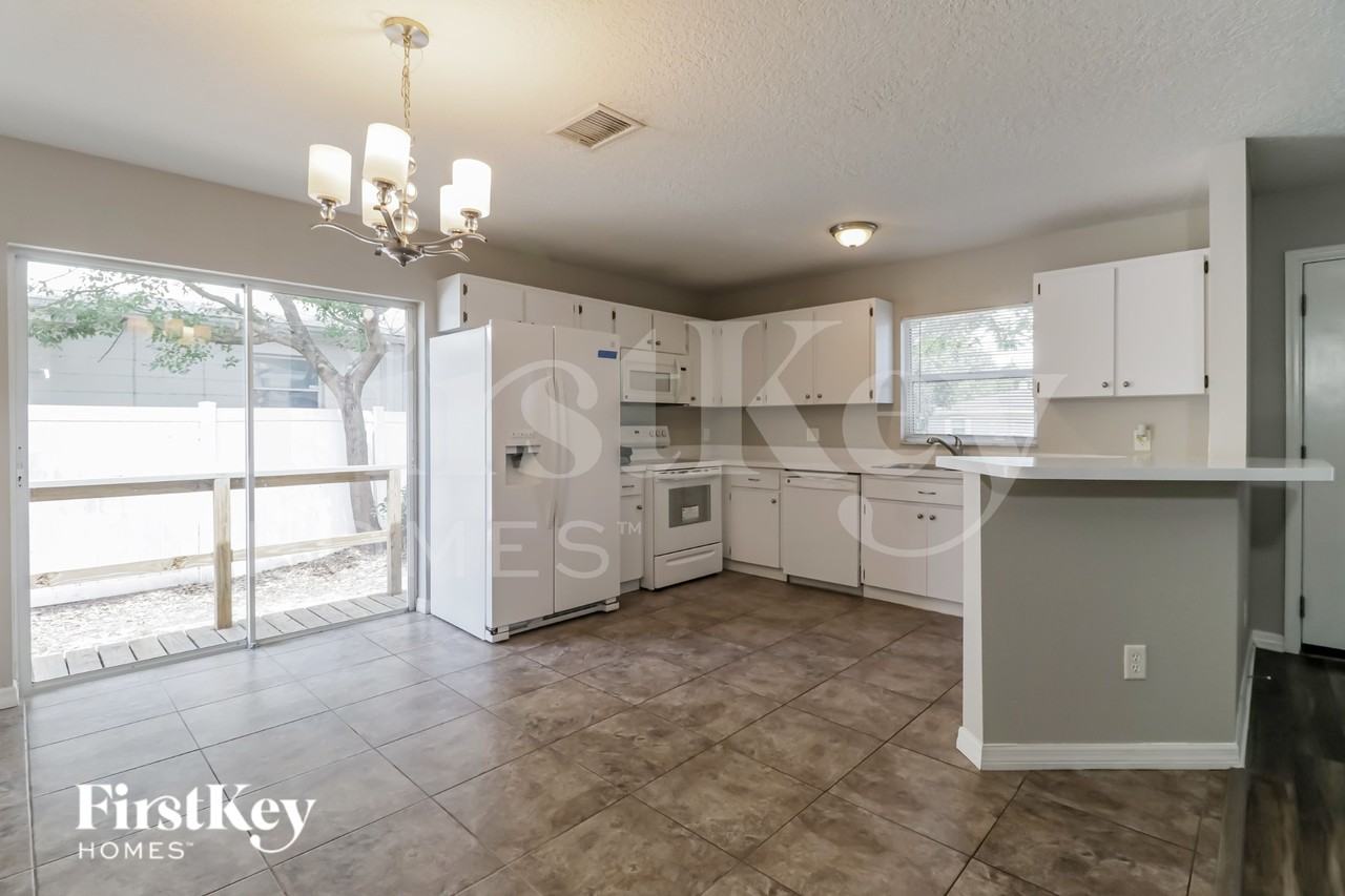 816 W Sligh Ave - Photo 6 of 15