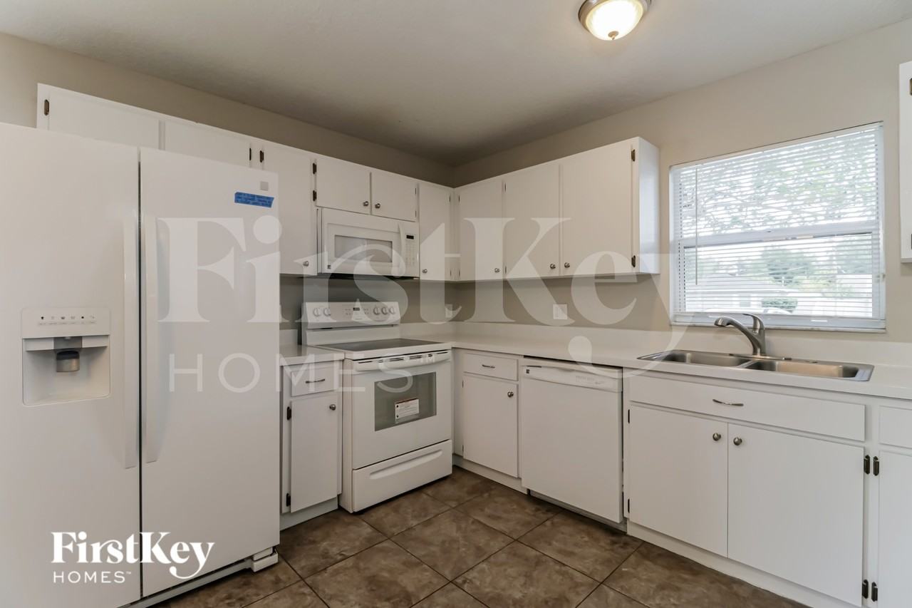 816 W Sligh Ave - Photo 7 of 15