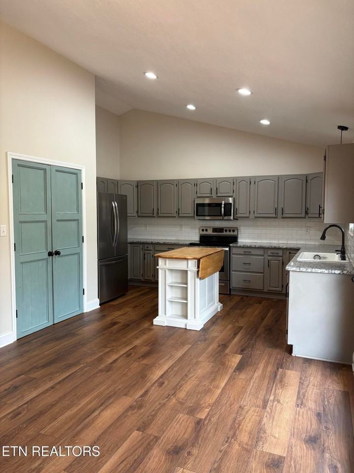 130 Hillsborough Ln - Photo 7 of 19