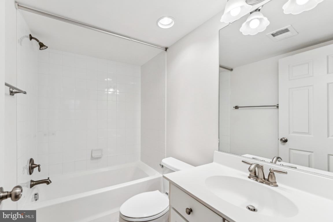 8915 Amelung St - Photo 5 of 25