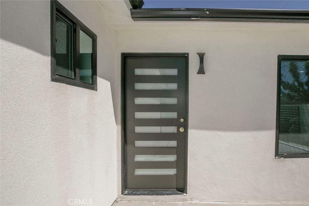 10424 Woodley Ave - Photo 3 of 30