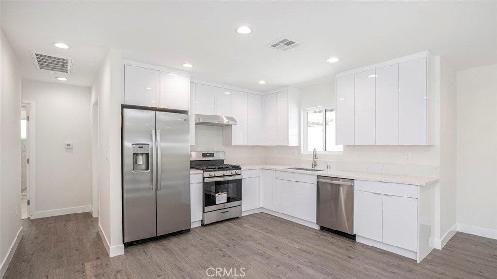 10424 Woodley Ave - Photo 4 of 30