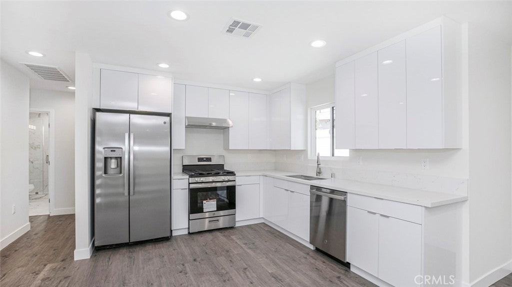 10424 Woodley Ave - Photo 5 of 30