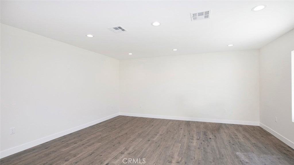 10424 Woodley Ave - Photo 6 of 30