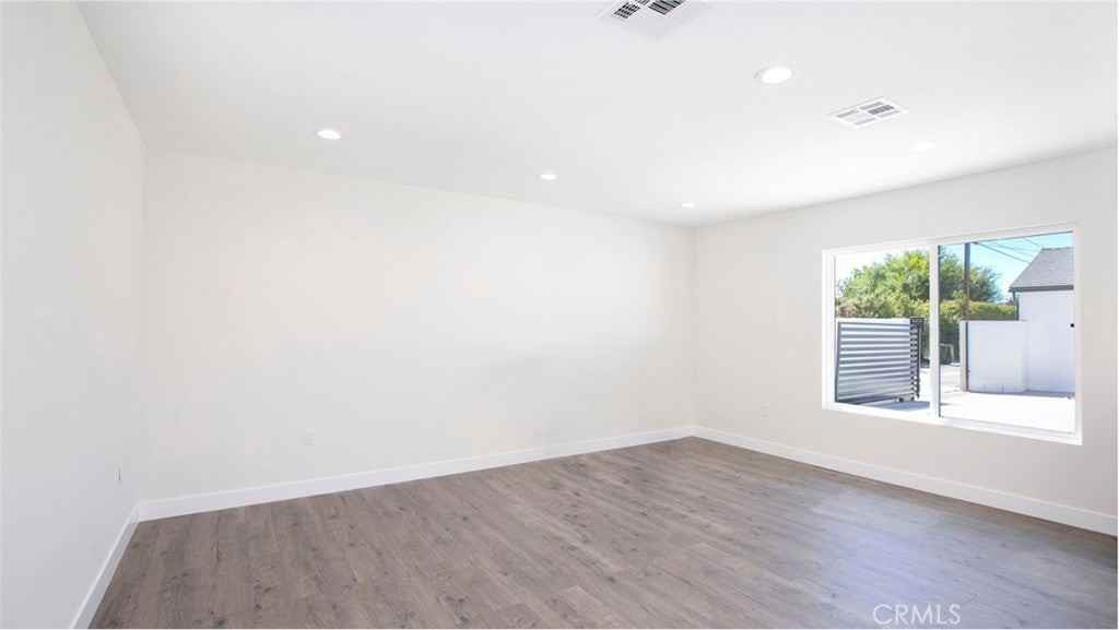 10424 Woodley Ave - Photo 7 of 30