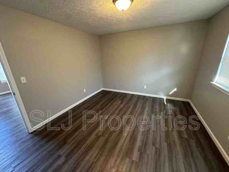 218 Watt St #4 - Photo 7 of 11