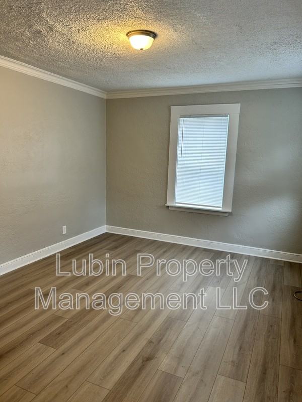 2406 Forest Ave - Photo 2 of 10