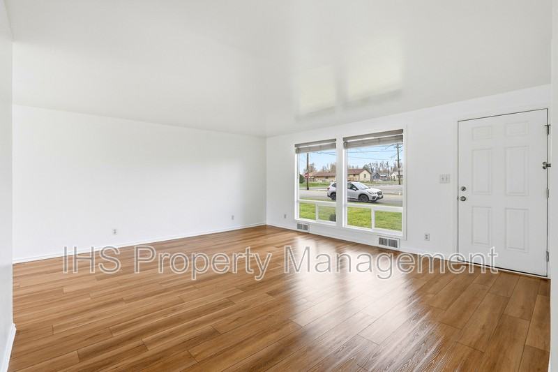 1402 Potter Ave - Photo 6 of 19