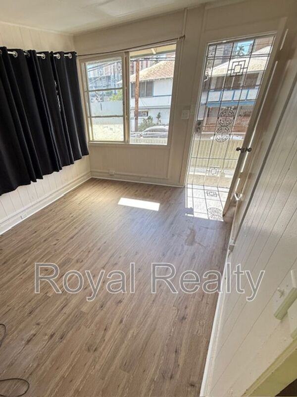 702 University Ave #1 - Photo 4 of 7