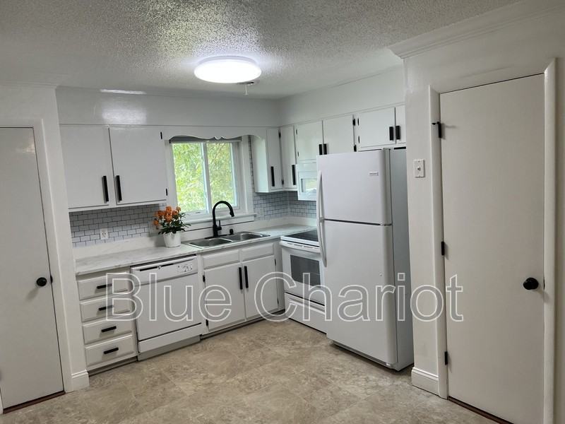 4100 Pittsford Rd - Photo 5 of 19