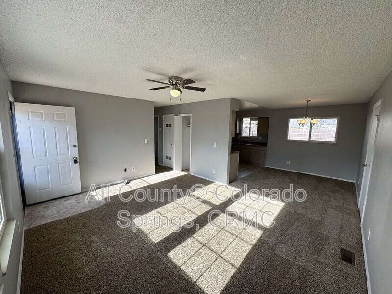 6680 Parkridge Ct - Photo 3 of 21