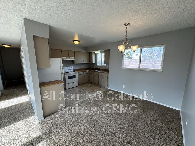 6680 Parkridge Ct - Photo 4 of 21