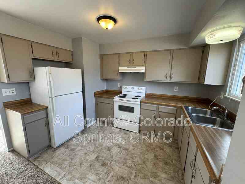 6680 Parkridge Ct - Photo 5 of 21