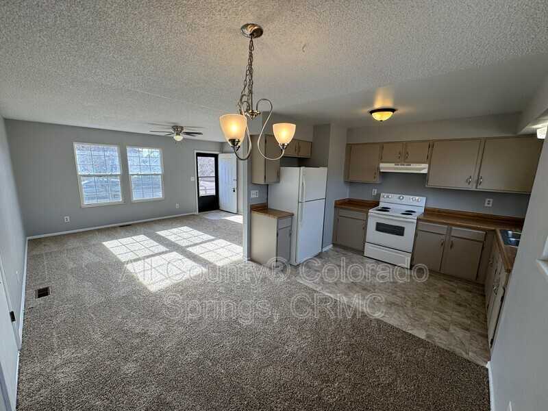 6680 Parkridge Ct - Photo 6 of 21