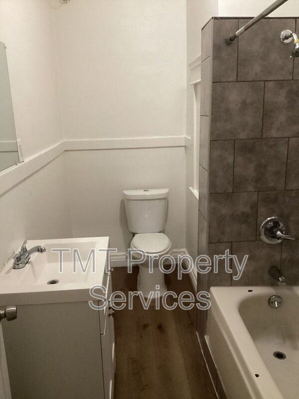 202 W Oak St - Photo 6 of 6