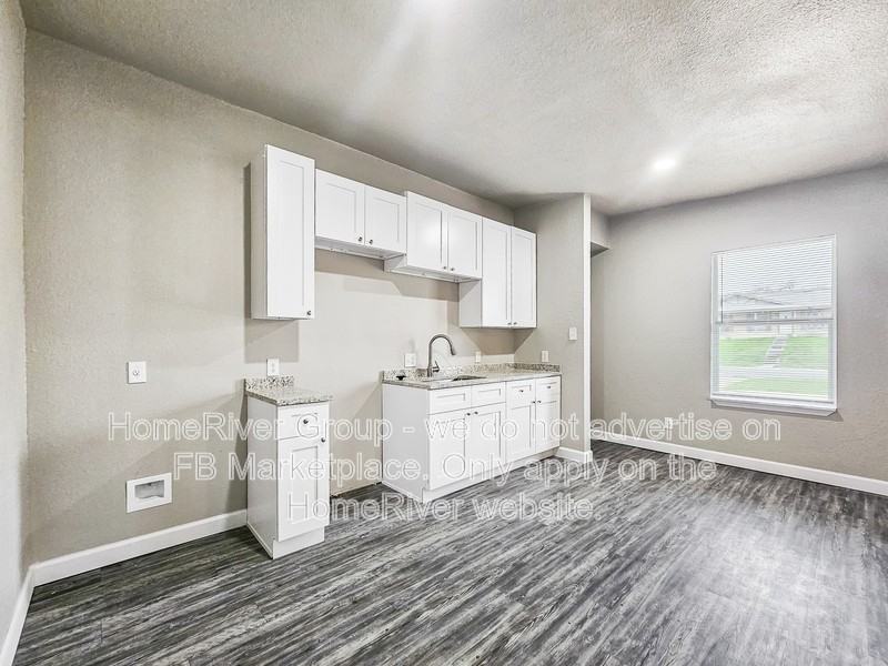 2708 Wilson #B - Photo 7 of 22