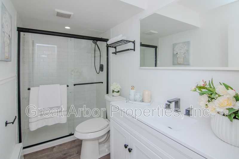 4194 Packard St #1 - Photo 4 of 31