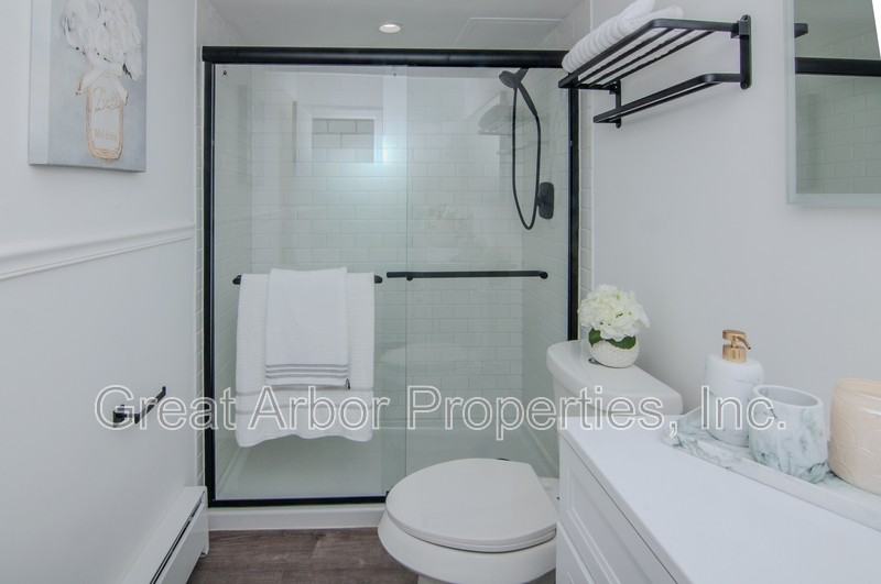 4194 Packard St #1 - Photo 5 of 31