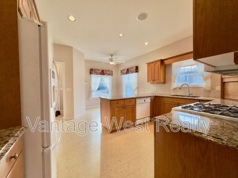 419 Providence Ave - Photo 4 of 48