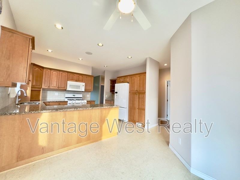 419 Providence Ave - Photo 5 of 48