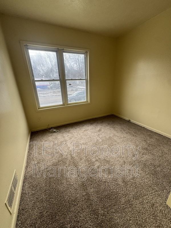 1010 Clifford Ave #1 - Photo 5 of 7