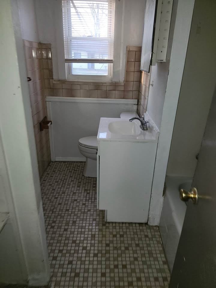 210 Kathryn St - Photo 4 of 9