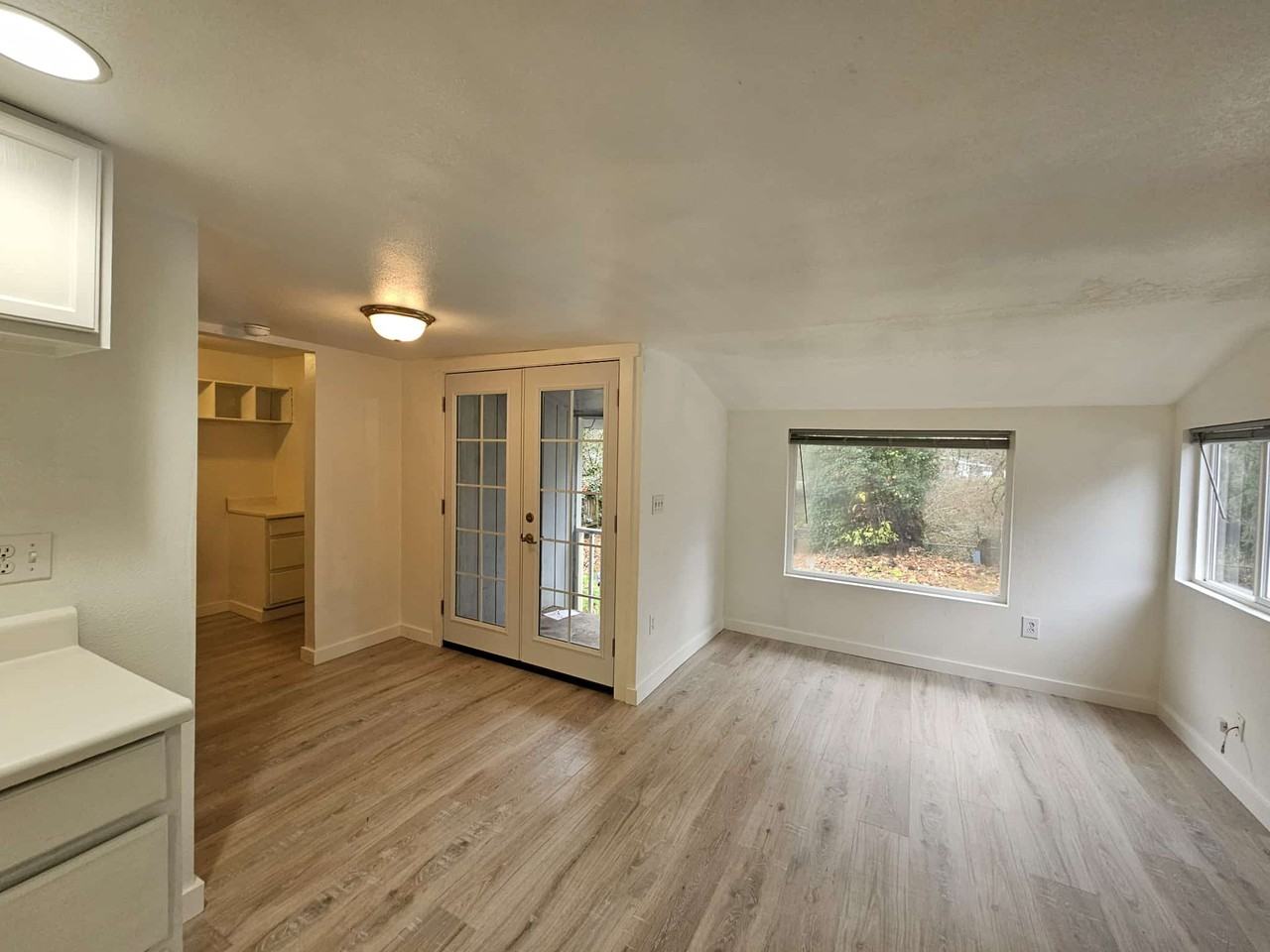 1409 W Railroad Ave #B - Photo 2 of 11