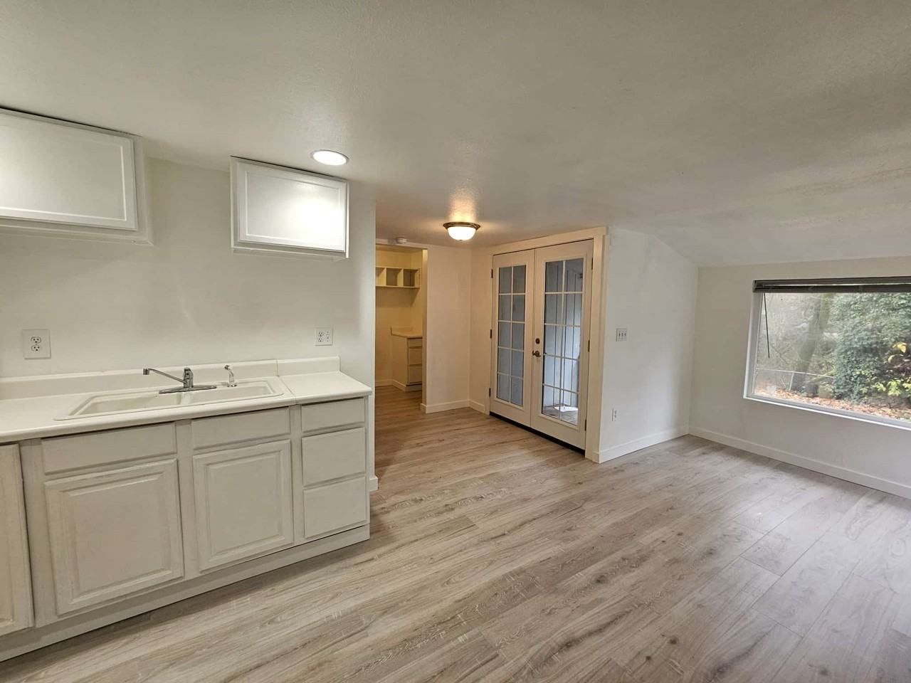 1409 W Railroad Ave #B - Photo 3 of 11