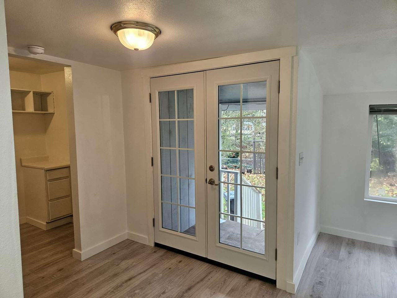 1409 W Railroad Ave #B - Photo 7 of 11