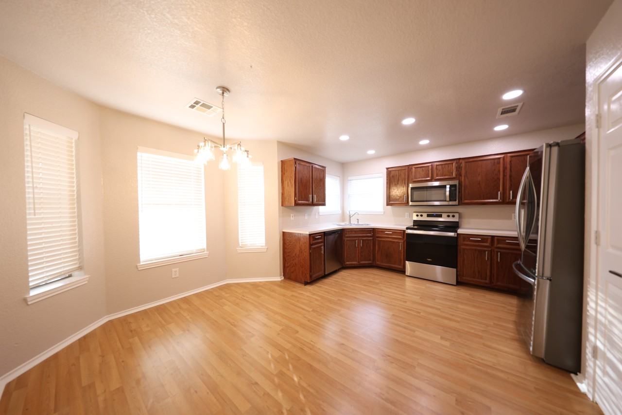 2906 Maria Dr - Photo 4 of 18