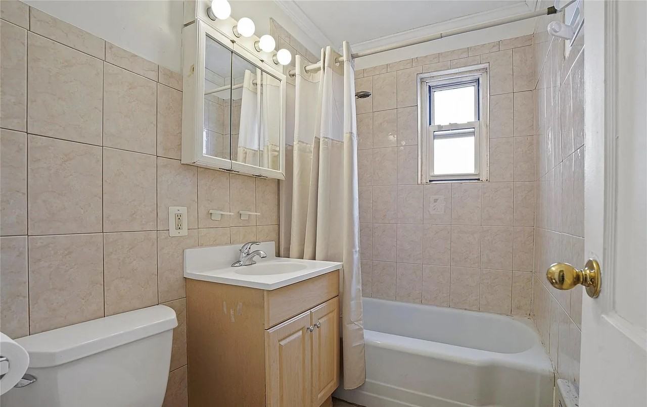 150 Tennis Pl - Photo 2 of 11