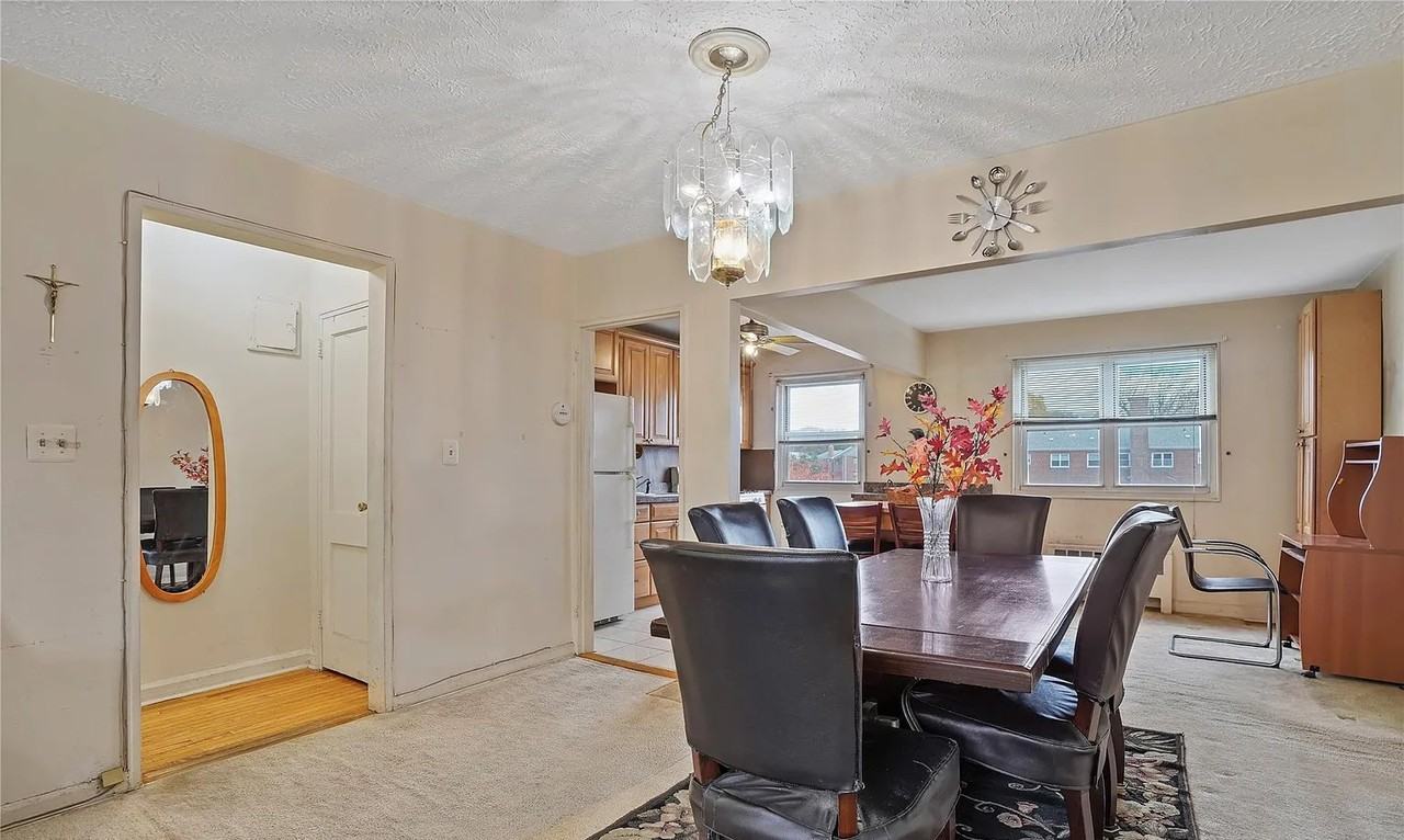 150 Tennis Pl - Photo 4 of 11