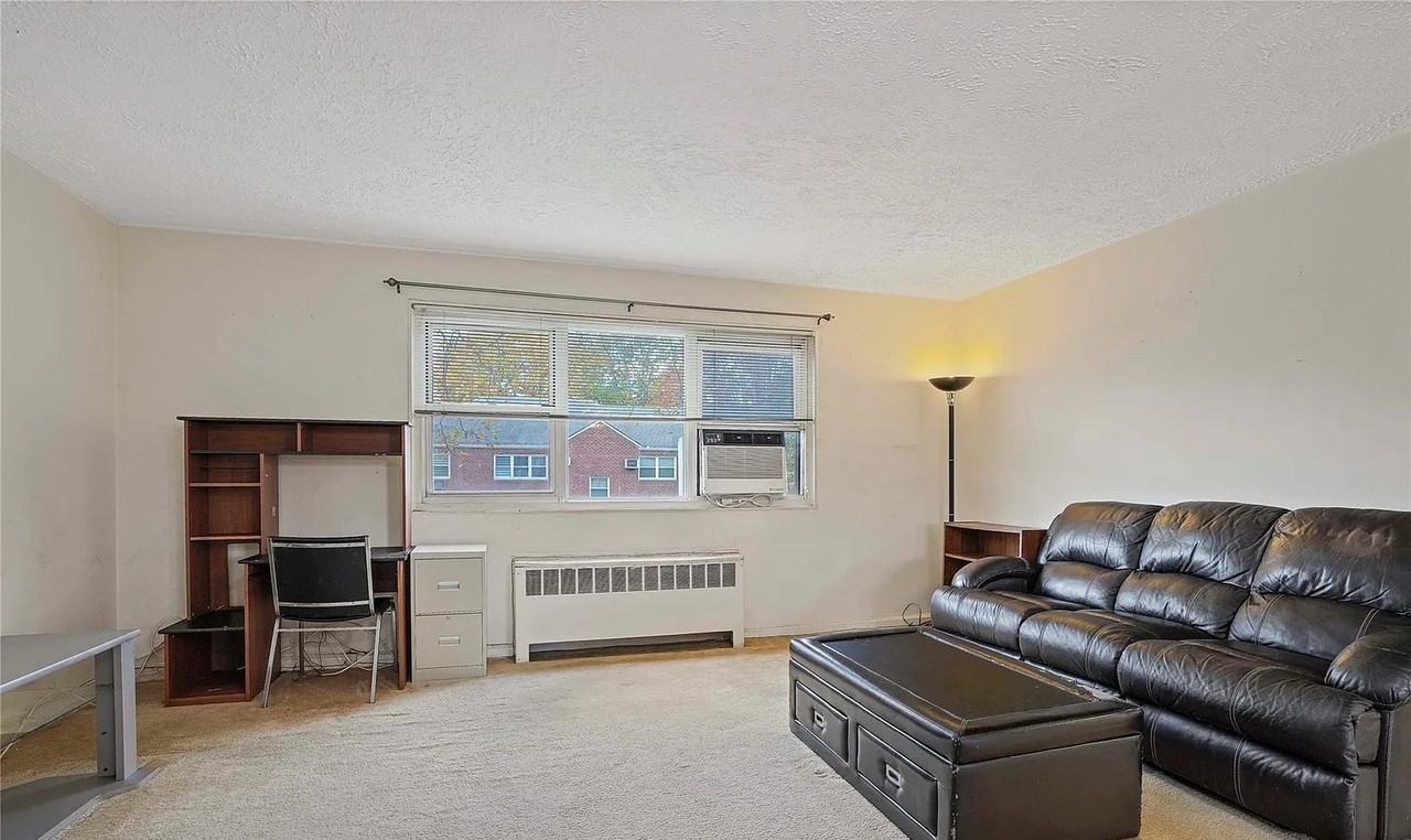 150 Tennis Pl - Photo 6 of 11