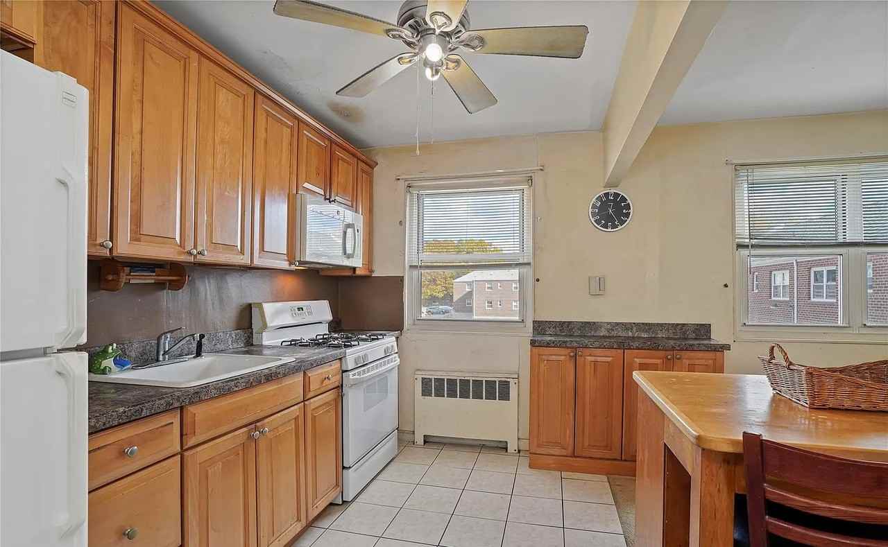 150 Tennis Pl - Photo 7 of 11