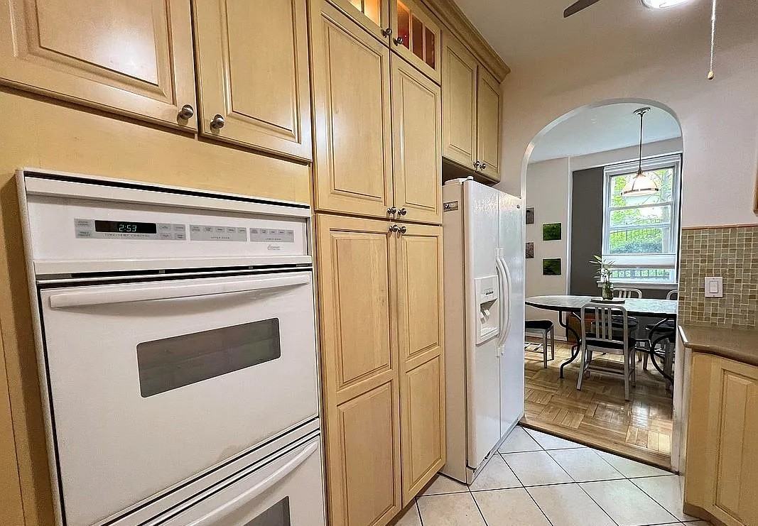 16 Metropolitan Oval - Photo 6 of 13