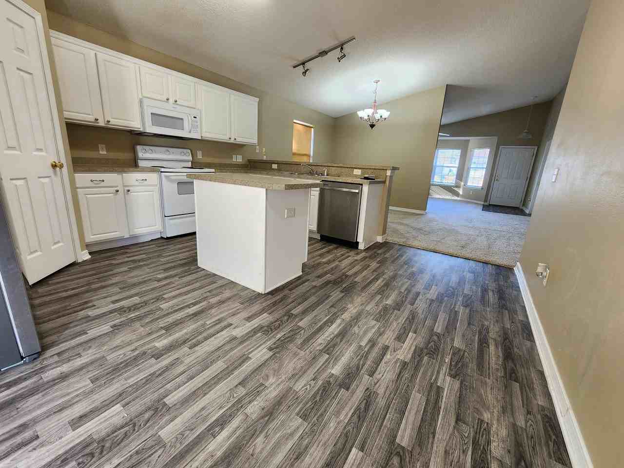 1589 Galvin Ave - Photo 4 of 25