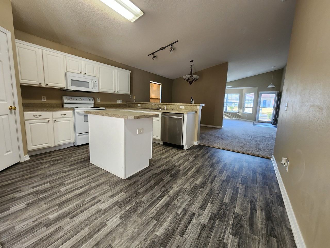 1589 Galvin Ave - Photo 7 of 25