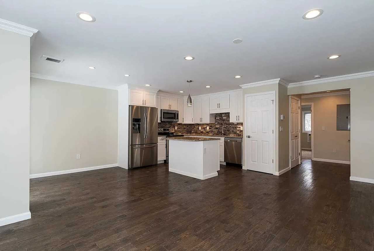 37 Scarborough Ln #B - Photo 6 of 17