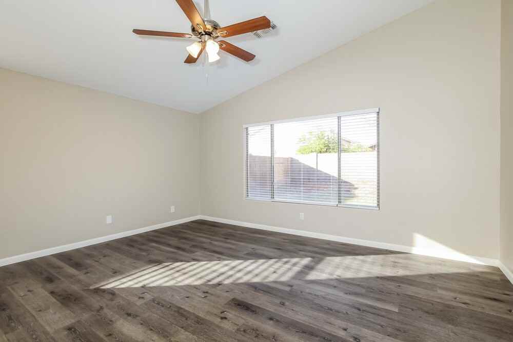 8748 W Salter Dr - Photo 6 of 16