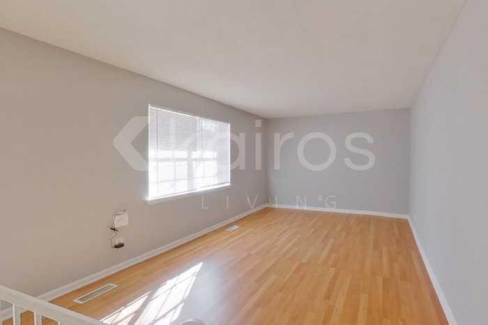 1945 Croydon Cir - Photo 2 of 41