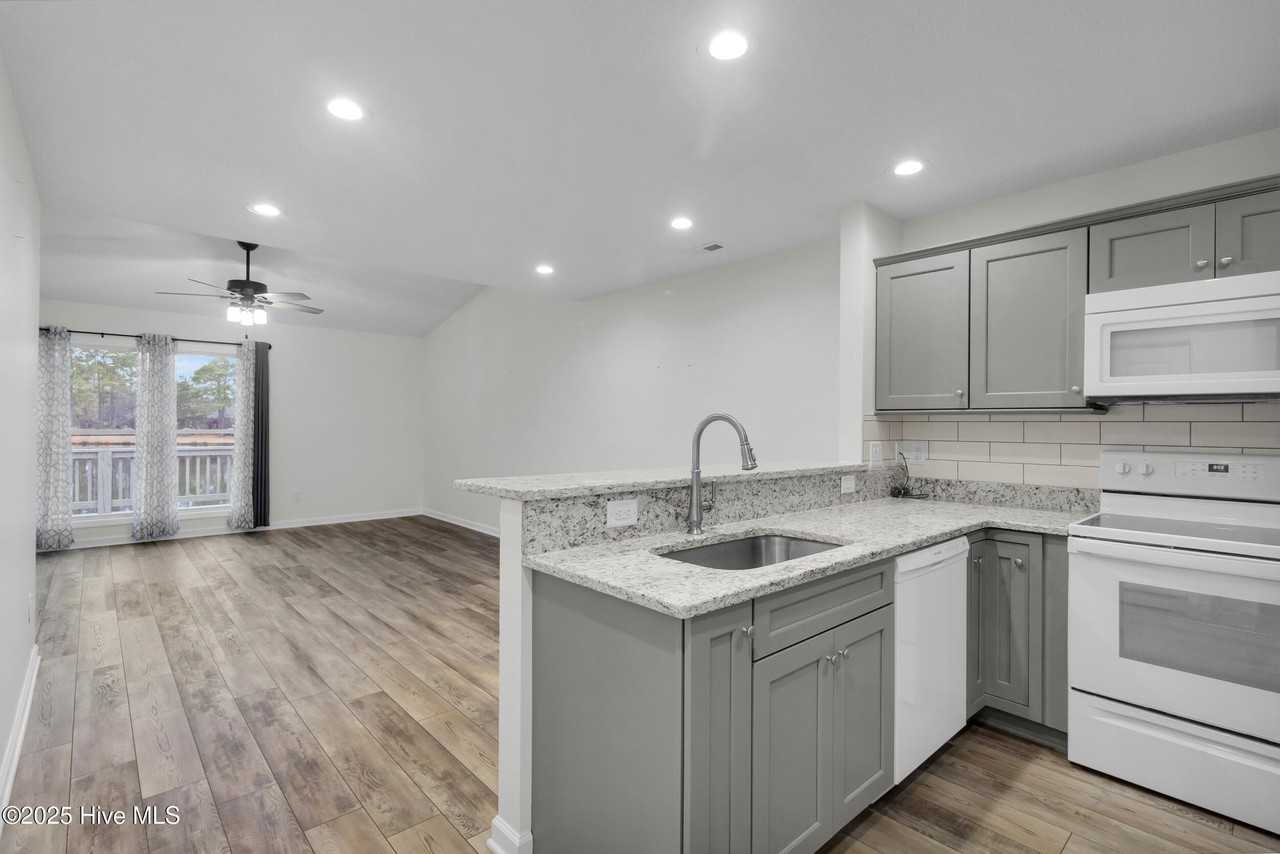 7212 Windward Dr - Photo 2 of 41