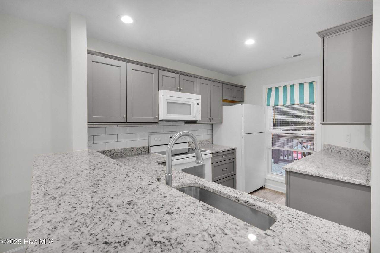 7212 Windward Dr - Photo 4 of 41