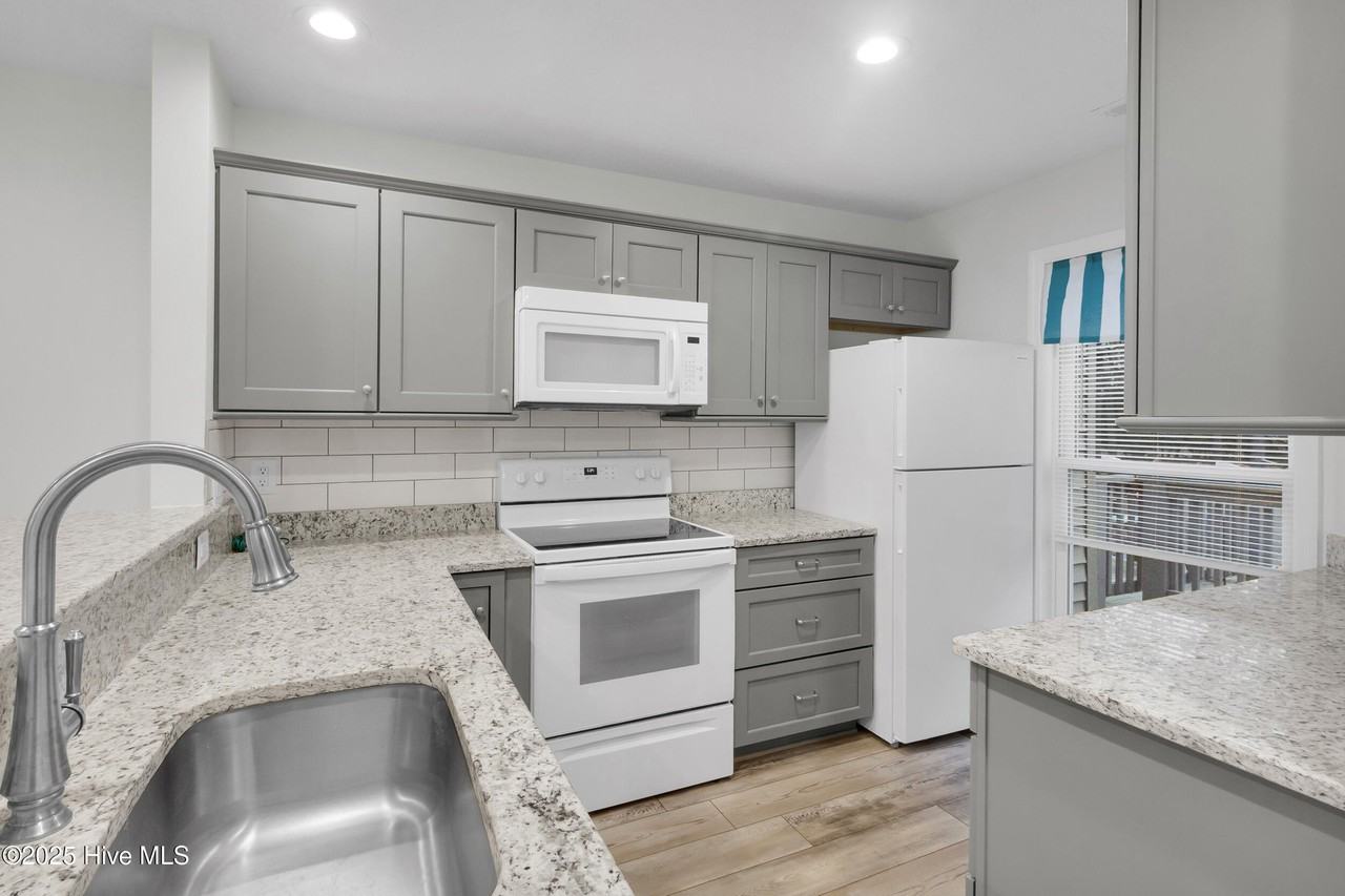 7212 Windward Dr - Photo 6 of 41