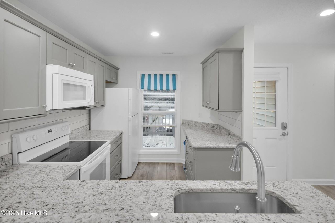 7212 Windward Dr - Photo 7 of 41