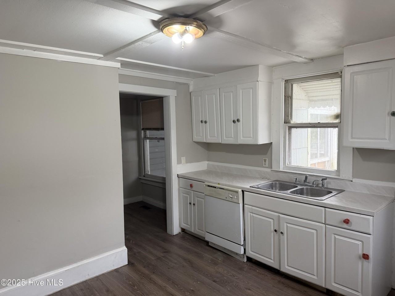 303 Macmillan Ave N - Photo 3 of 12