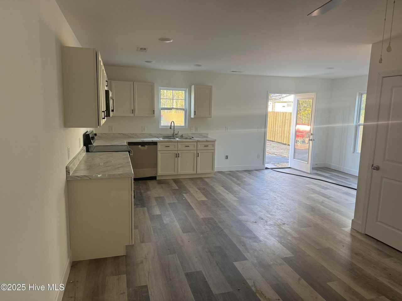 273 S Kerr Ave - Photo 3 of 14