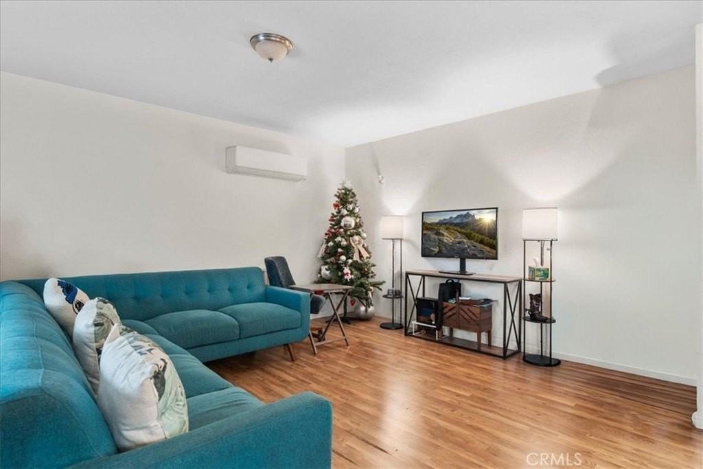 1035 Laurel Ave - Photo 3 of 12