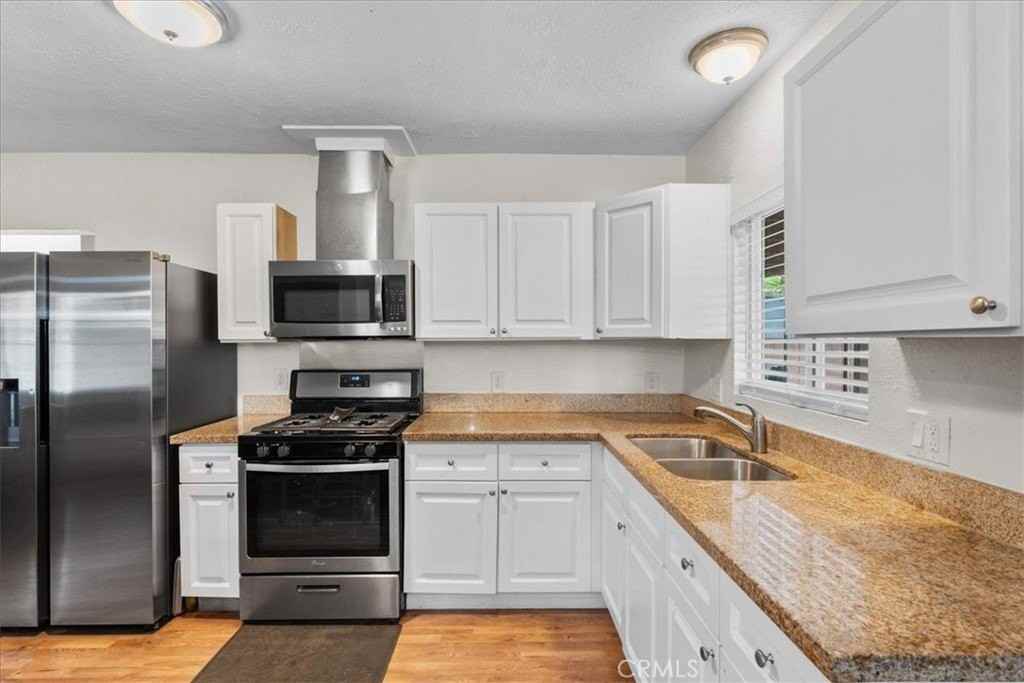 1035 Laurel Ave - Photo 4 of 12