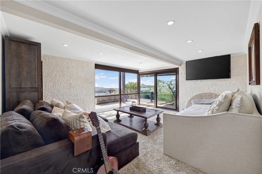 8 Monarch Bay Dr - Photo 4 of 47