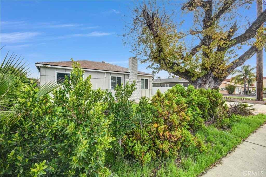 12811 Oaks Ave - Photo 4 of 32